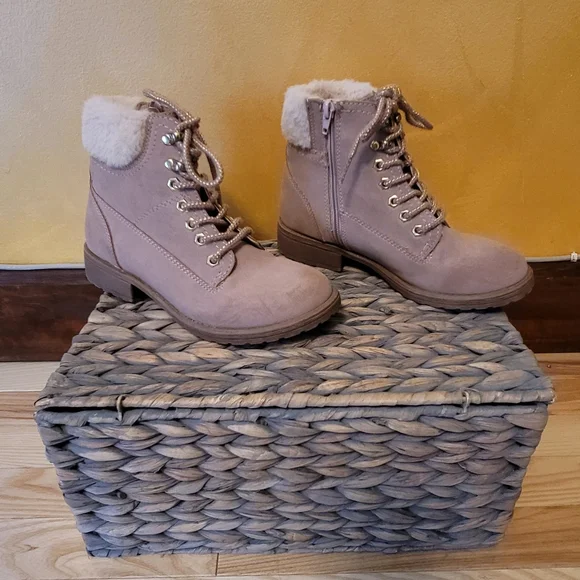 Steve Madden Pastel Pink Ankle Booties Sz 4 Girls - Picture 3 of 6